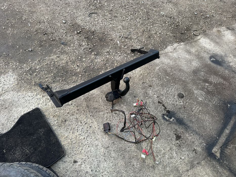 Теглич за Тойота Авенсис Т25 комби!