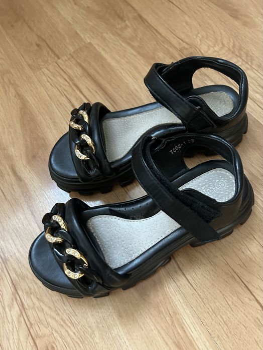 Продам детские сандалии