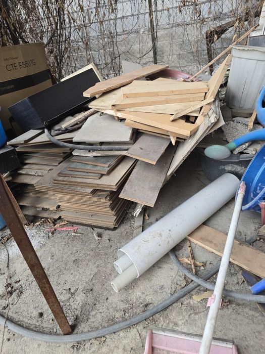 Продам ламинат,дерево