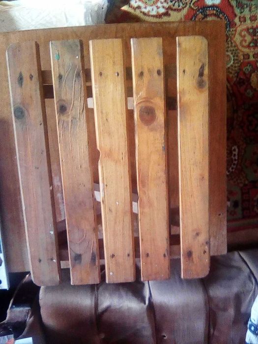 маткап, дърводелски ползван алуминиев нивелир и ниска дървена масичка