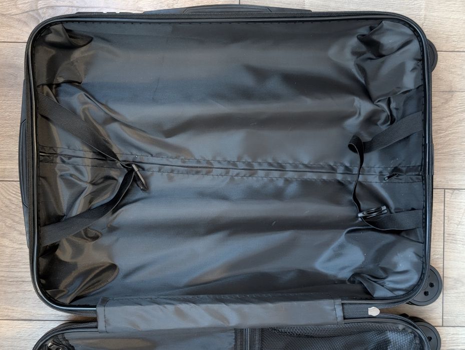 Стилен куфар за ръчен багаж.