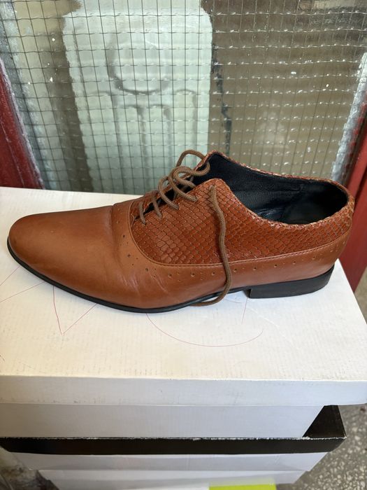 Donez 2 perechi pantofi dama marimea 36 si 2 perechi pantofi barbat 38