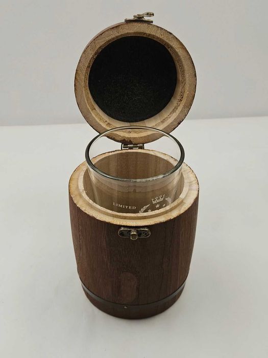 Pahar bere aniversar 450 ml, sticla fara plumb, in cutie cadou tip butoi, editie 1965, maro