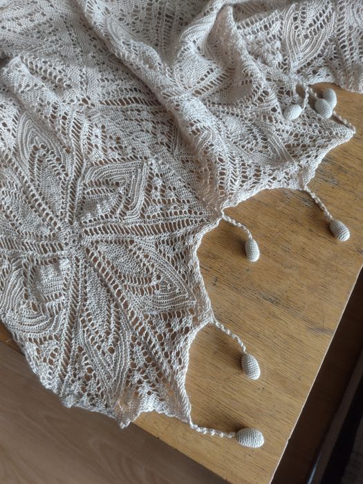 Покривки и карета плетени на една кука