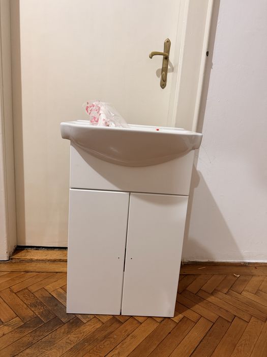 Vand nou: chiuveta + dulap + oglinda