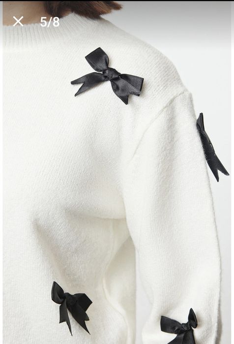 Бял пуловер с панделки