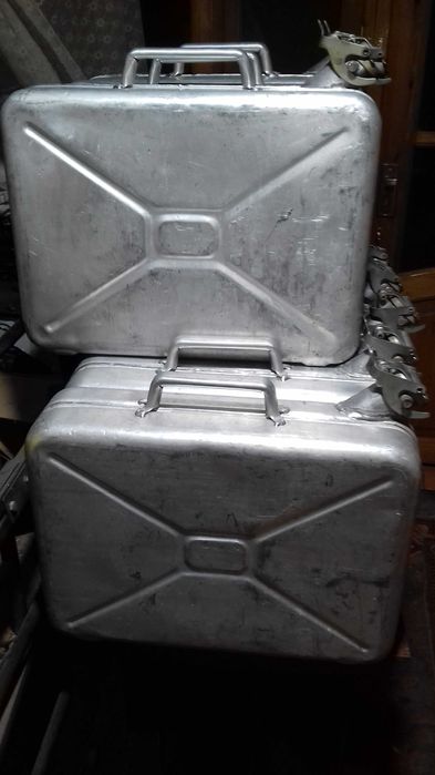 . Продаются канистры алюминиевые и железные.