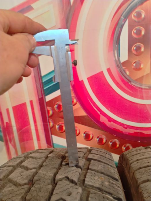 Автошины зимние 235/65-16с