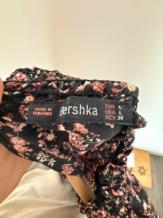 Bluza Bershka cu umerii lasati
