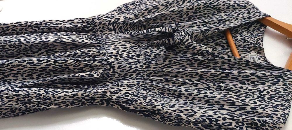 Официална рокля с открит гръб от мека, приятна материя, нова