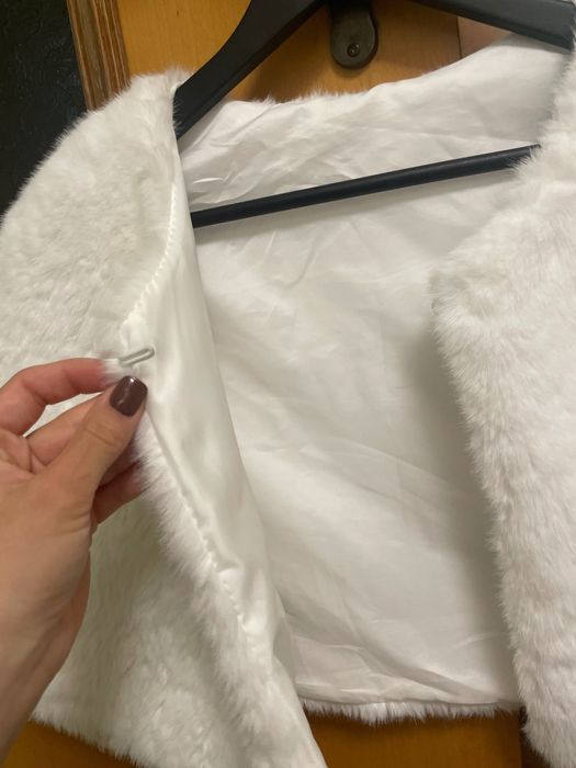 Bolero alb pufos