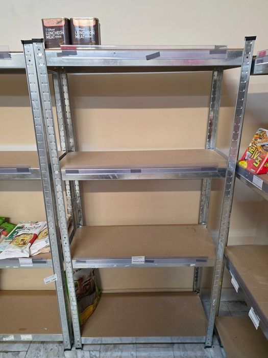 Продавам метален стелаж с дървени/MDF рафтове, подходящ за магазин, склад, гараж, мазе или архиви.