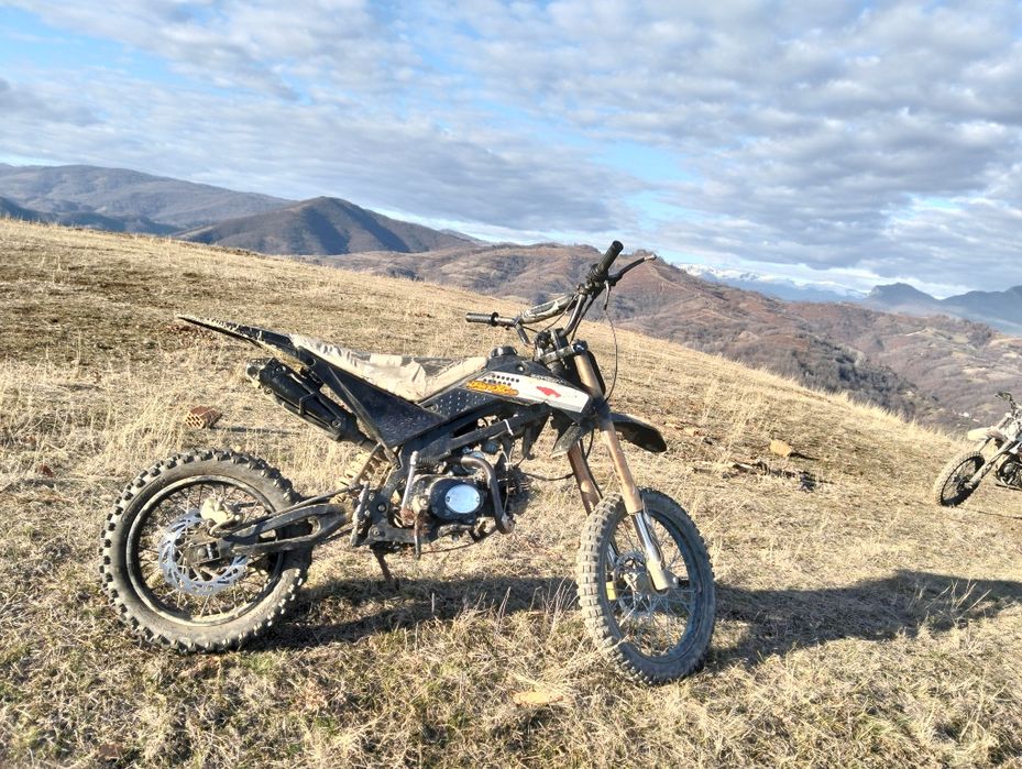 Vând cross 125...