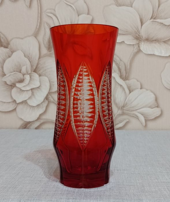 Винтажная красная ваза для цветов