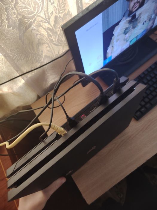 Playstation 4 pro + 3 jocuri + tastatura & mouse - stare foarte bună.