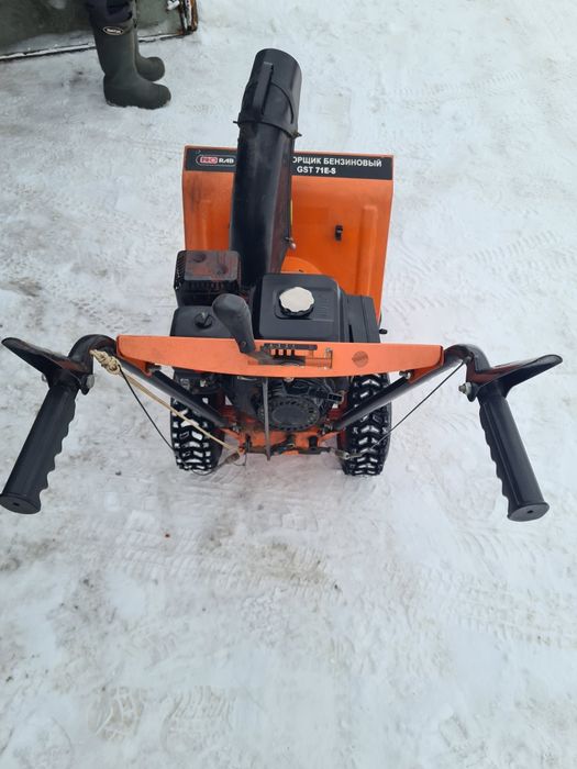 Продам снегоуборщик бензиновый