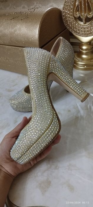 Svaroviski toshli vechirne tufli