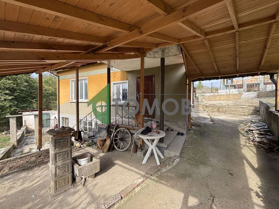 Двуетажна масивна къща в село Змейово