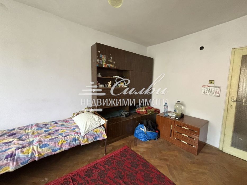 Дава се под наем Тристаен апартамент в Шумен, 2-ри корпус - 100 кв.м за 306 € - Снимка #2