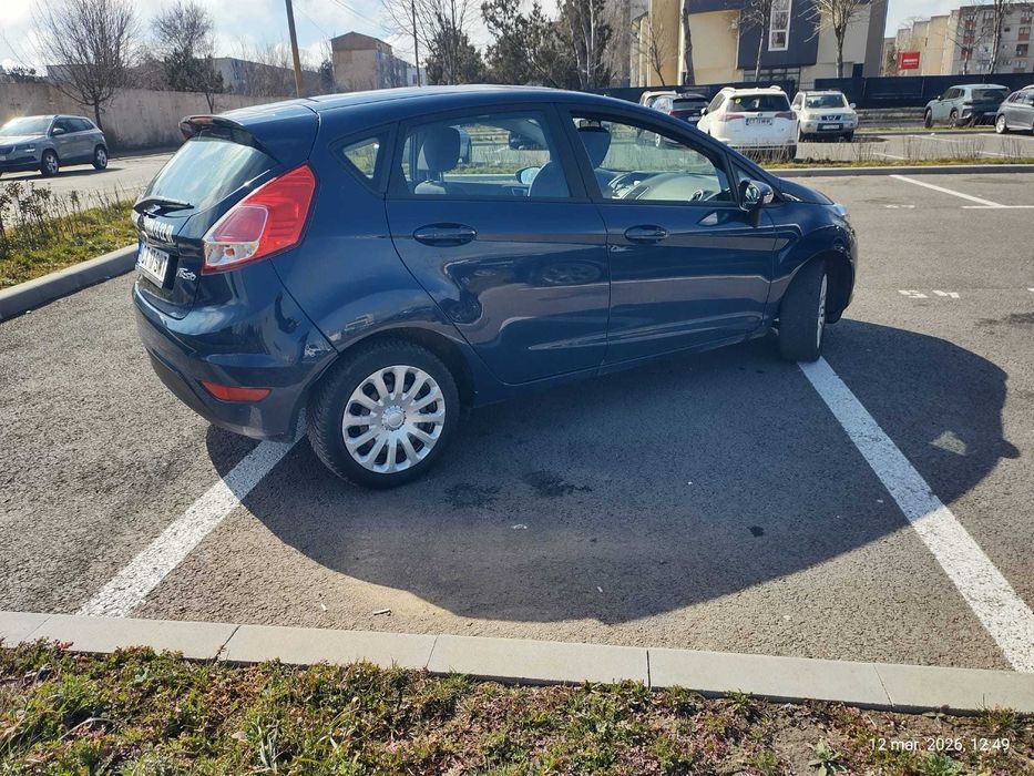 Vand ford Fiesta 2015 / 64,000 km / 5.800 euro .