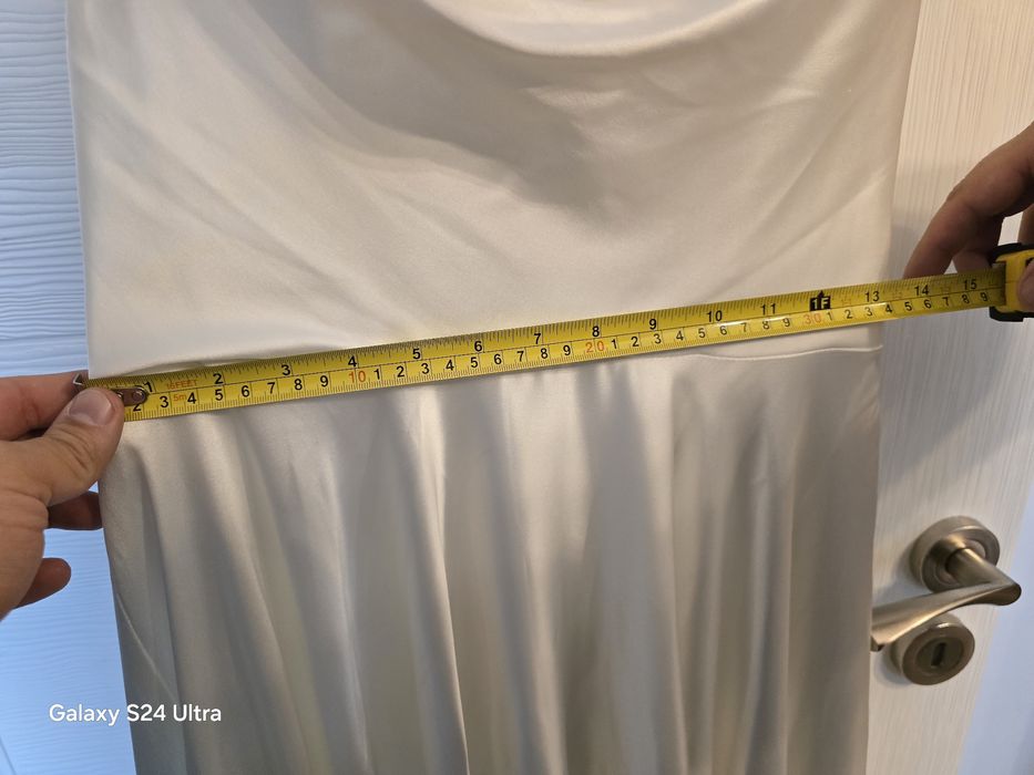 Бяла дълга рокля