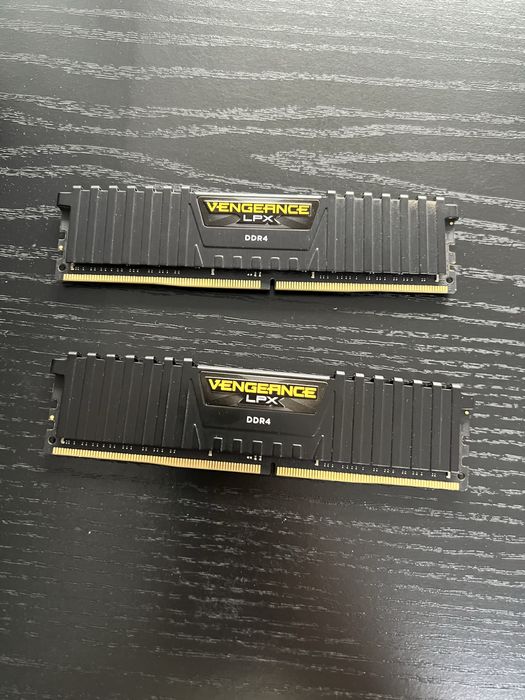 Memorii RAM DDR4 2x16 GB 2400 Mhz Corsair Vengeance