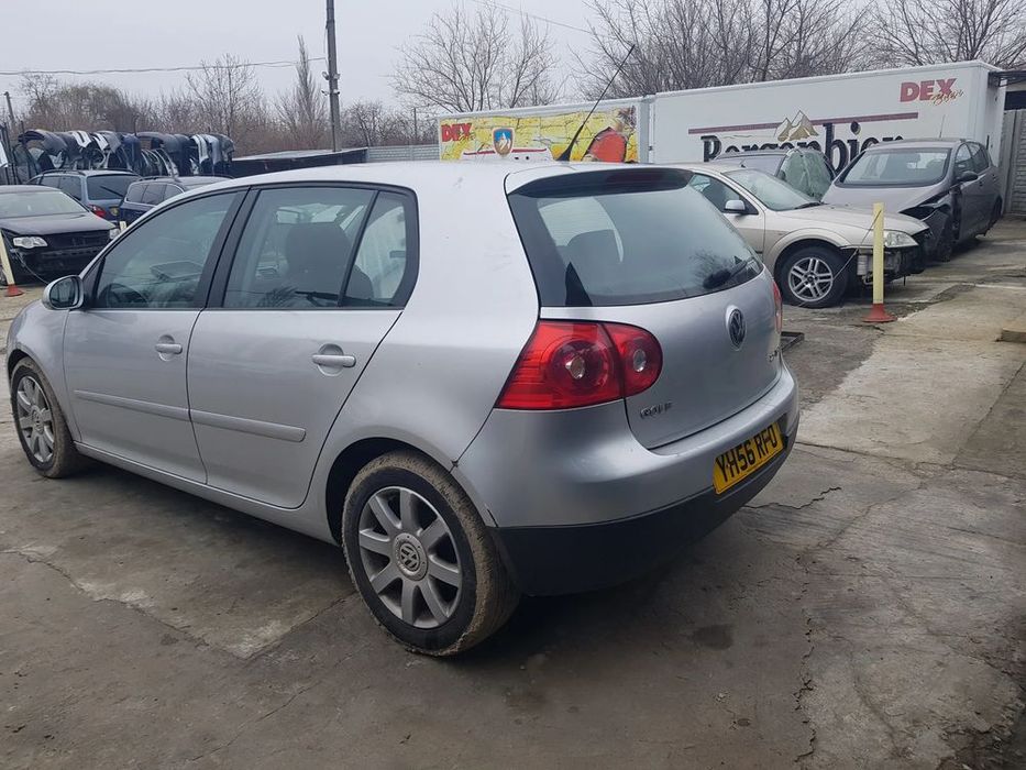 dezmembram volkswagen golf 5 usa spate dreapta/usa spate stanga/bara s