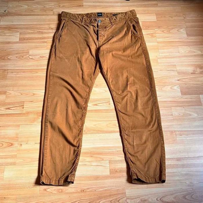 Pantaloni Hugo Boss chino croiala tapered fit maro