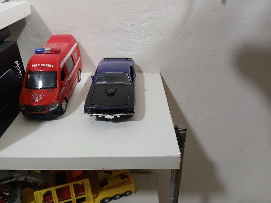 Vând machete metalice