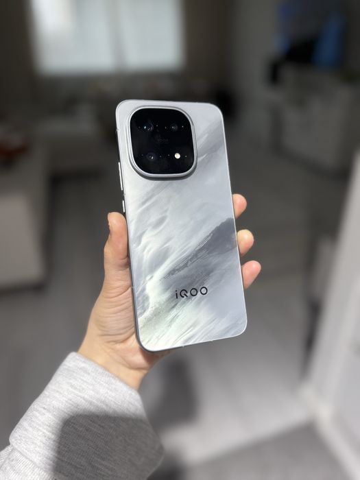 iQOO 15 16GB / 512GB Вулканический серый (Grey)