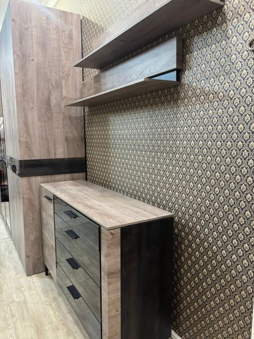 Продам комод с полками