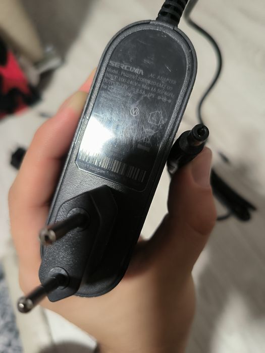 Diferite încărcătoare (aspirator, laptop)