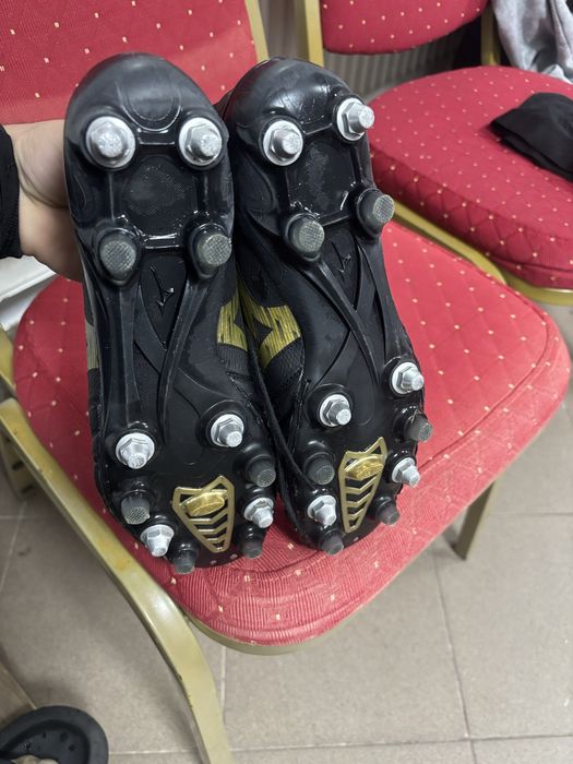 Ghete forbal mizuno morelia IV folosite 3 meciuri marimea 42 -27 cm  !