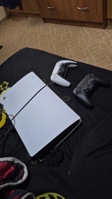 Consola de jocuri PS 5 aproape nou cu 2 manete