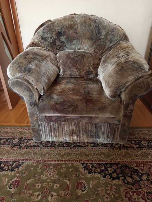 Продаю диван  и кресло в комплекте.