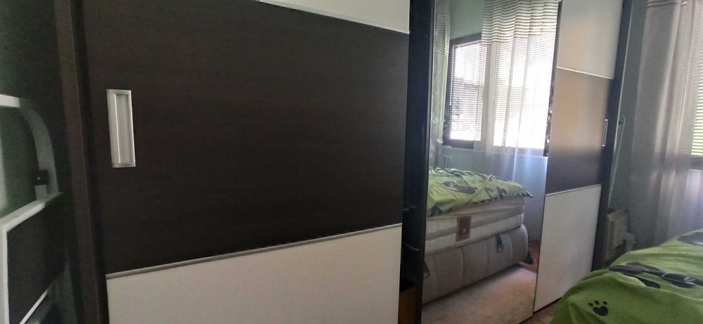 Гардероб с плъзгащи врати