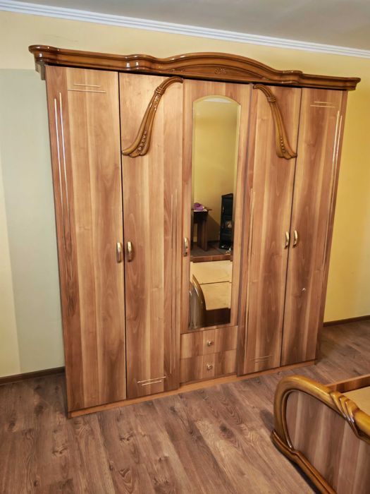 Set complet mobilier dormitor – Șifonier, pat matrimonial și comodă cu oglindă (NEGOCIABIL)
