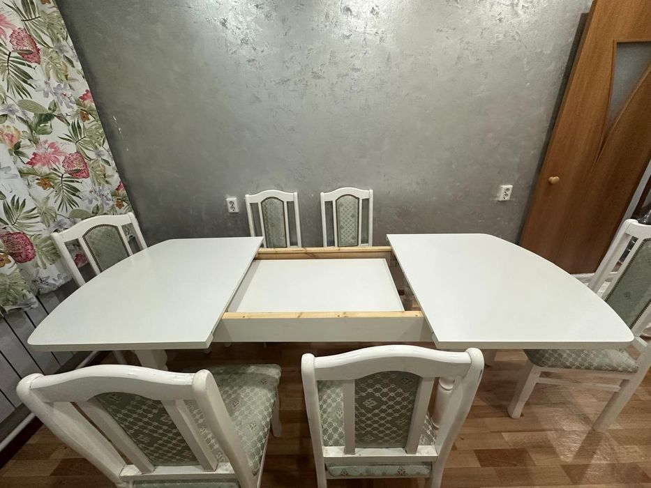 Продаю стол с стульями