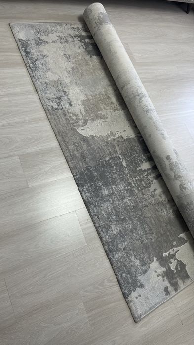 Ковер серо-белого цвета