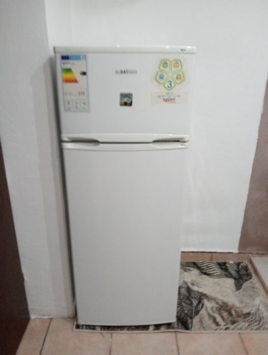 Vând frigider cu congelator stare excelenta !