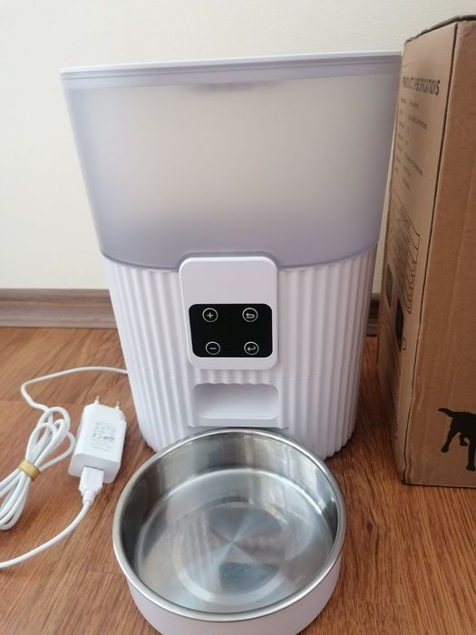 Автоматична хранилка за котка