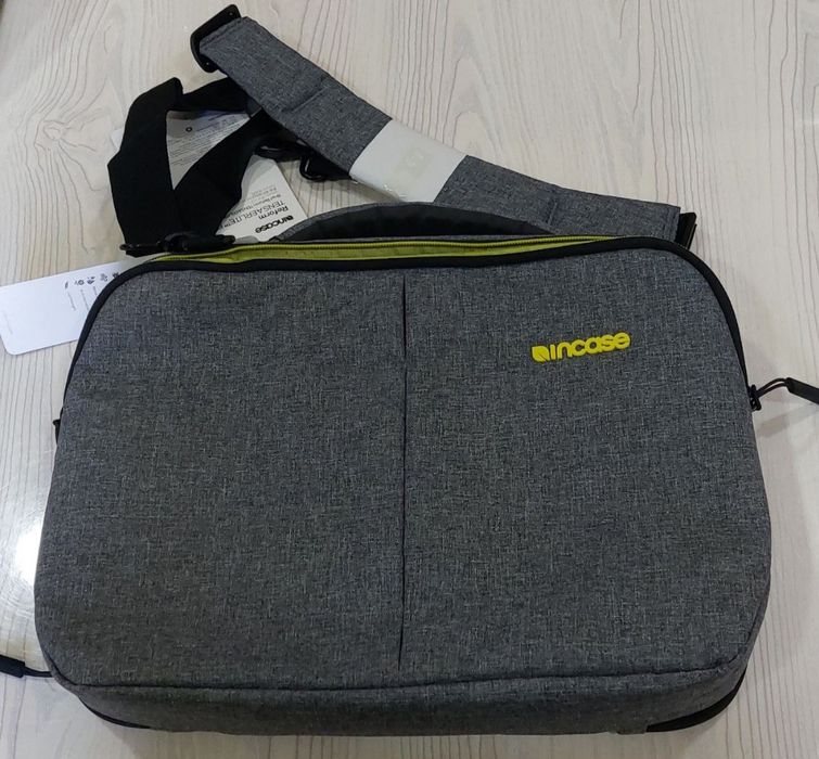 Сумка для ноутбука Apple.