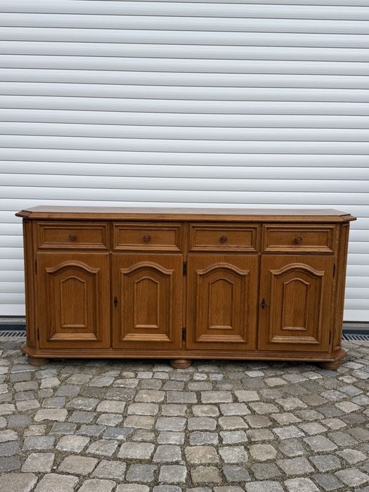 Дъбов бюфет – класически стил