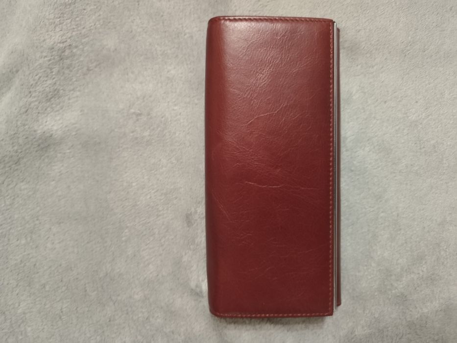 Продавам дамски кожен портфейл