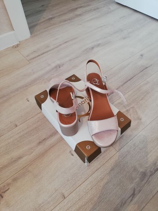 Босоножки кожаные