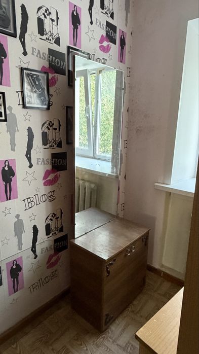 Отдам шкаф, столы, тумбы, пианино