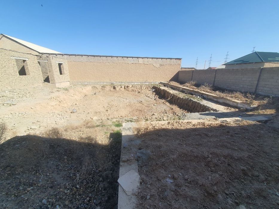 Продается участок с недостройкой