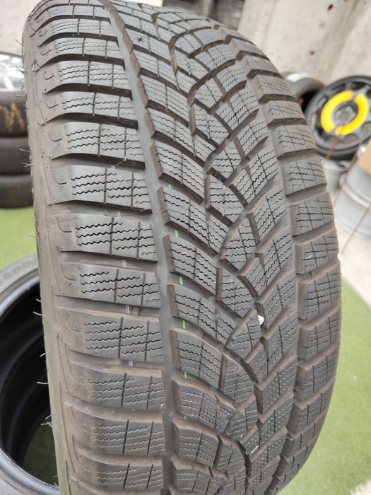 4 бр зимни 225/45/18 Goodyear
