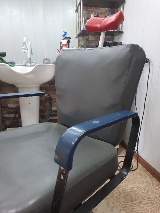 Кресло для парикмахера. Продаётся.Для салонов красоты, для парикмахерс