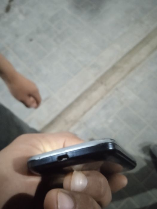 Samsung dous  ishlashi yaxshi aybi ekranda qorasi bor